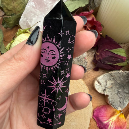 SCHWARZER OBSIDIAN Spitze Gravur