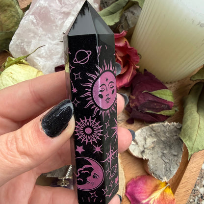 SCHWARZER OBSIDIAN Spitze Gravur