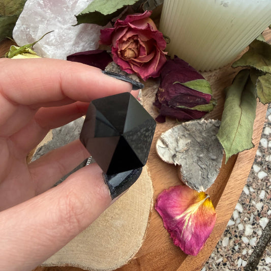 SCHWARZER OBSIDIAN Spitze Gravur